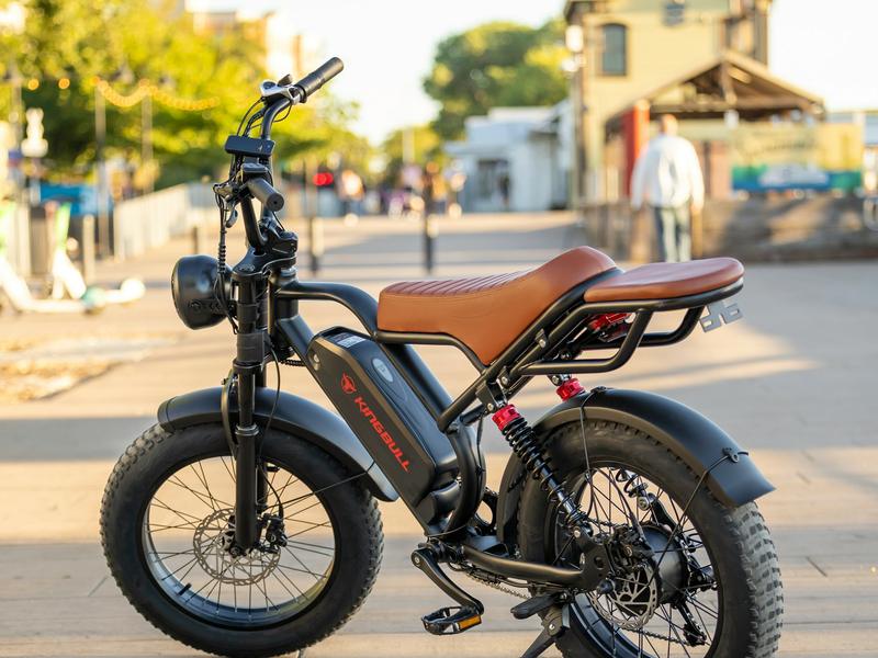 E-Bike mit Ballonreifen auf einer Promenade