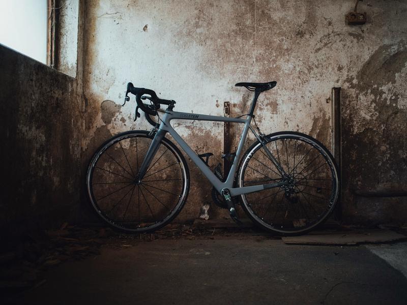 Graues Rennrad in einer alten Werkhalle