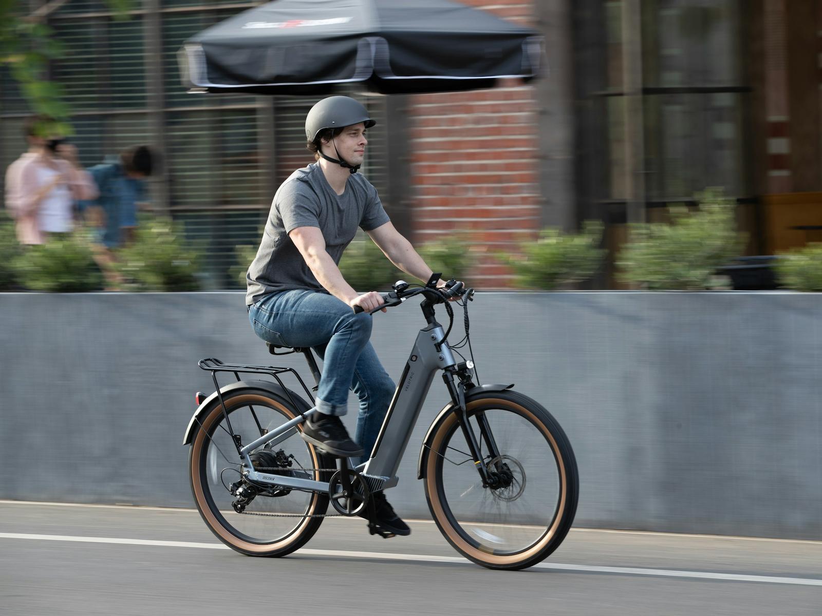 Händler auf einem E-Bike in der Stadt